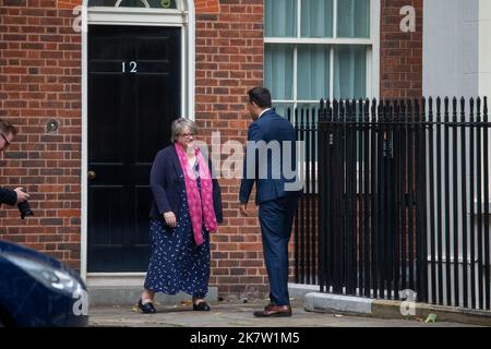 London, England, Großbritannien. 19. Oktober 2022. Die stellvertretende britische Premierministerin THERESE COFFEY begrüßt den irischen Amtskollegen LEO VARADKAR in der Downing Street 12. (Bild: © Tayfun Salci/ZUMA Press Wire) Bild: ZUMA Press, Inc./Alamy Live News Stockfoto