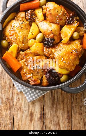 Gallo en Chicha ist ein traditionelles Hühnergericht, das sowohl in El Salvador als auch in anderen zentralamerikanischen Ländern in der Pfanne auf dem beliebt ist Stockfoto