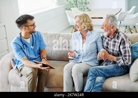 Krankenschwester Arzt Senior paar Pflege Betreuer Hilfe Assistance Altersheim Krankenpflege ältere Mann Frau Versicherung Stockfoto