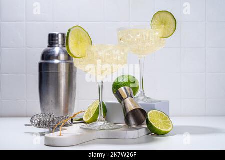 Saurer alkoholischer Limone Gin Gimlet Drink. Limonade martini alkoholgetränkte Cocktail garniert mit hellem, weißem Hintergrund, Kopierfläche Stockfoto