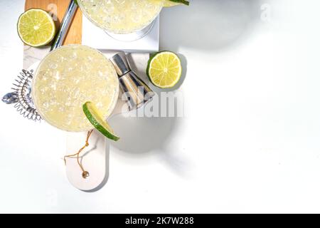 Saurer alkoholischer Limone Gin Gimlet Drink. Limonade martini alkoholgetränkte Cocktail garniert mit hellem, weißem Hintergrund, Kopierfläche Stockfoto