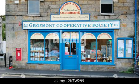 EXR=Vorderansicht von Grosmont CO op, North Yorkshire, UK - John Gollop Stockfoto