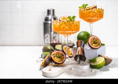 Maracuja martini-Cocktail. Süßes alkoholisches Getränk aus pornstar mit frischer Passionsfrucht und Limette, mit Bargeräten, die Platz zum Kopieren bieten Stockfoto