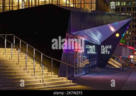 MONTREAL, KANADA, 3. Oktober 2022 : Place des Arts bei Nacht. Dieses große Zentrum für darstellende Kunst ist der größte kulturelle und künstlerische Komplex in Kanada. Stockfoto