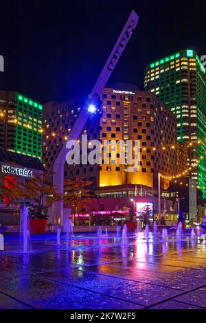 MONTREAL, KANADA, 3. Oktober 2022 : Place des Festivals bei Nacht das Quartier des Spectacles ist ein Kunst- und Unterhaltungsviertel im östlichen Teil Stockfoto