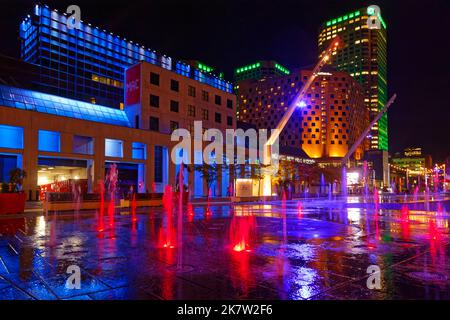 MONTREAL, KANADA, 3. Oktober 2022 : Place des Festivals bei Nacht das Quartier des Spectacles ist ein Kunst- und Unterhaltungsviertel im östlichen Teil Stockfoto