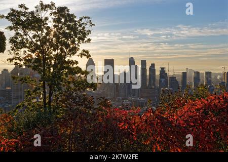 MONTREAL, KANADA, 4. Oktober 2022 : Skyline der Innenstadt von Montreal vom Mount Royal bei Sonnenaufgang. Stockfoto