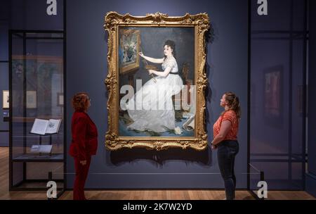 National Gallery, London, Großbritannien. 19. Oktober 2022. Entdecken Sie Manet & Eva Gonzalès in der National Gallery in diesem Herbst ist die erste britische Ausstellung rund um das Porträt von Eva Gonzalès (1870) von Édouard Manet (1832–1883). Manet gilt als Vater der Moderne und Galionsfigur der Impressionisten und hatte nur eine formale Schülerin, Eva Gonzalès. Als Tochter eines prominenten Schriftstellers trat sie 1869 im Alter von 21 Jahren in Manets Atelier ein. Quelle: Malcolm Park/Alamy Live News Stockfoto