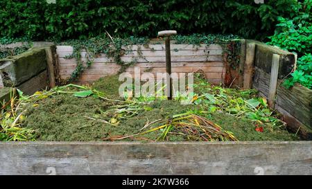 Große Holzkompostbehälter in einem englischen Garten - John Gollop Stockfoto