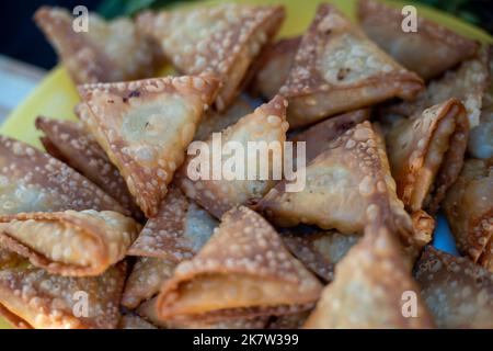 Nahaufnahme von gebratenen Samosas Stockfoto