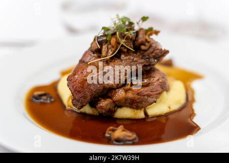 Fleischgericht im Gourmet-Restaurant Stockfoto