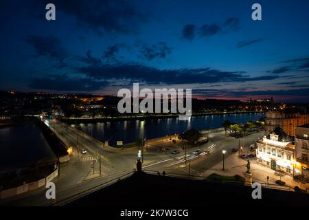 Nächtlicher Blick auf Largo da Portagem und die Santa Clara Brücke in Coimbra, Portugal, Europa Stockfoto