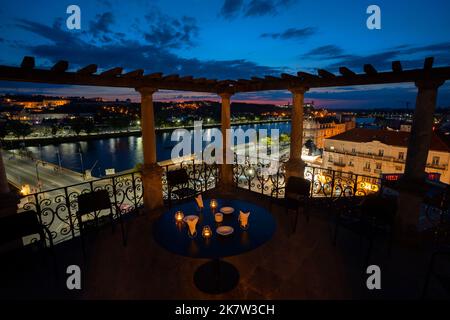 Nächtlicher Blick auf Coimbra vom Restaurant Passporte Lounge-Bereich auf dem Dach in Coimbra, Portugal, Europa Stockfoto