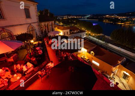 Nächtlicher Blick auf Coimbra vom Restaurant Passporte Lounge-Bereich auf dem Dach in Coimbra, Portugal, Europa Stockfoto