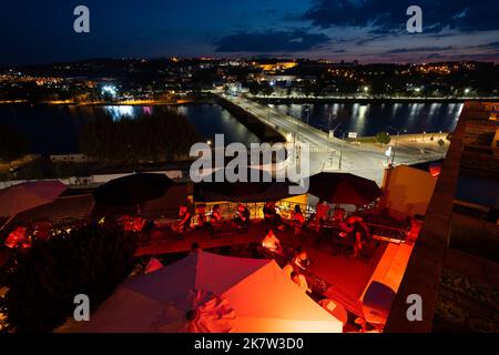 Nächtlicher Blick auf Coimbra vom Restaurant Passporte Lounge-Bereich auf dem Dach in Coimbra, Portugal, Europa Stockfoto