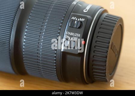 Nahaufnahme des Bildstabilisatorschalters und des AF/MF-Schalters bei einem Canon 24-105mm Zoomobjektiv Stockfoto