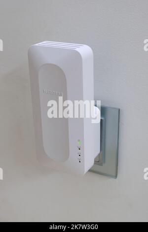 NETGEAR Wi-Fi 6 Mesh-Extender, der zu Hause an eine Steckdose angeschlossen ist Stockfoto