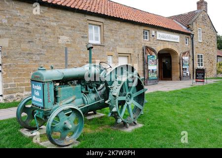 Werbung für Oldtimer-Traktor Ryedale Folk Museum, Hutton le Hole, Yorkshire, UK - John Gollop Stockfoto