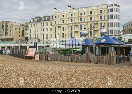 Cafés und Restaurants an der Promenade und Strandpromenade von Brighton, East Sussex, England Stockfoto