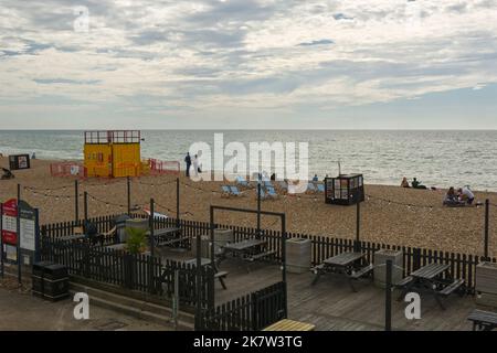 Bar, Café, Restaurant am Strand und an der Strandpromenade von Brighton in East Sussex, England. Mit Leuten, die den Strand genießen. Stockfoto