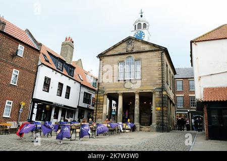 Das Old Town Hall und der Marktplatz sind jetzt ein Open Air Cafe, Whitby, Yorkshire, UK - John Gollop Stockfoto