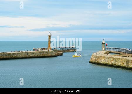 Whitby Harbour, Yorkshire, Großbritannien - John Gollop Stockfoto