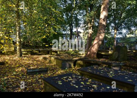 Herbstfarben, Sonnenschein, Haworth Parsonage Museum und Friedhof, West Yorkshire Stockfoto