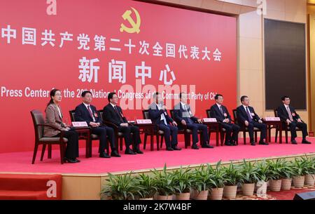 (221019) -- PEKING, 19. Oktober 2022 (Xinhua) -- die Sprecher für Delegationen aus Shandong, Henan, Hubei, Hunan, Guangdong, Guangxi und Hainan beim Nationalkongress der Kommunistischen Partei Chinas (KPCh) von 20. treffen die Presse während eines Gruppeninterviews in Peking, der Hauptstadt Chinas, am 19. Oktober 2022. Das Pressezentrum des CPC-Nationalkongresses 20. veranstaltete am Mittwoch sein drittes Gruppeninterview. Während des Interviews führten die Sprecher die Studie und Diskussion der Delegationen über den Bericht dem Nationalen Kongress der CPC 20. vor und beantworteten Fragen von Journalisten. (Xinhua/Zhang Yuwei) Stockfoto