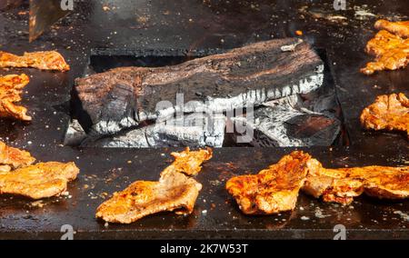 Die traditionelle portugiesische Bifana. Es besteht aus einem Schweinesteak, das in einer speziellen Sauce mariniert und auf einem Brötchen serviert wird. Hier auf dem Foto ist das Fleisch, das g ist Stockfoto