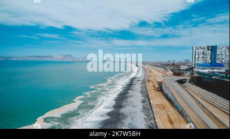 Lima, Peru. Oktober 2022. Luftaufnahme des Baus der Autobahn Costa Verde, La Perla Bezirk. Stockfoto