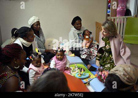 Rixensart, Belgien. 19. Oktober 2022. Königin Mathilde von Belgien, abgebildet bei einem Besuch der Fedasil Federal Agency for the Reception of Asylum Seekers, in Rixensart, Mittwoch, 19. Oktober 2022, im Rahmen eines königlichen Besuchs in der Provinz Wallonisch-Brabant. BELGA FOTO ERIC LALMAND Kredit: Belga Nachrichtenagentur/Alamy Live News Stockfoto