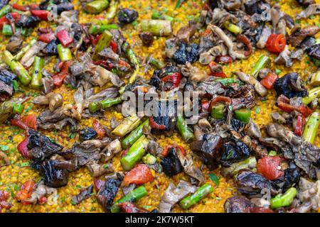 Vegetarische Paella-Küche über einem Feuer auf einem Food-Festival in Estoril, Lissabon. Stockfoto