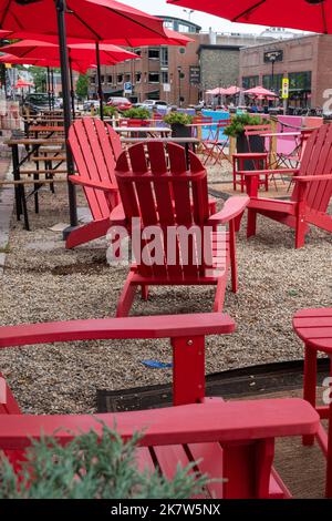 Salem, MA USA - 12. Juni 2022 - Stühle und Essen im Freien auf einem öffentlichen Platz Stockfoto