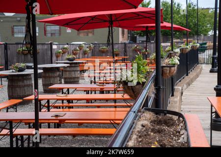 Salem, MA USA - 12. Juni 2022 - Stühle und Essen im Freien auf einem öffentlichen Platz Stockfoto