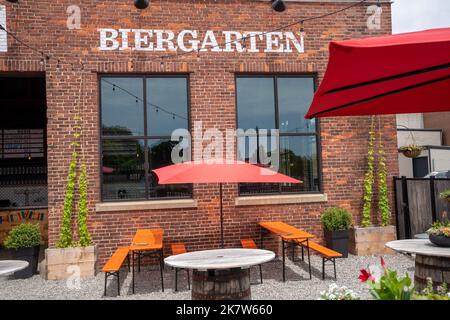 Salem, MA USA - 12. Juni 2022 - Stühle und Essen im Freien im Biergarten Stockfoto