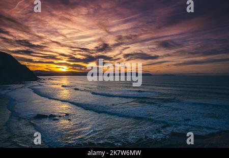 Toller Sonnenuntergang am Strand von Barrika, Baskenland. Golf von Biskaya, spanische Küste Stockfoto