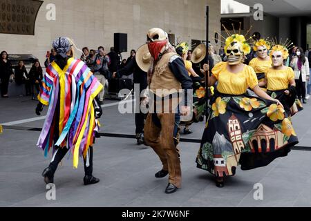 18. Oktober 2022, Mexiko-Stadt, Mexiko: Die Integranten des Quetzal Tohua Huatusco, verkleidet als Hommage an den Tod, bieten einen folkloristischen Tanz an, um das Xantolo Festival im Bundesstaat Veracruz im Rahmen des Tages der Toten in der Abgeordnetenkammer zu fördern. Am 18. Oktober 2022 in Mexiko-Stadt, Mexiko (Bild: © Luis Barron/eyepix via ZUMA Press Wire) Stockfoto