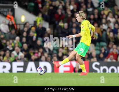 Norwich, Großbritannien. 18. Oktober 2022. Todd Cantwell von Norwich City in Aktion beim Sky Bet Championship-Spiel zwischen Norwich City und Luton Town in der Carrow Road am 18. 2022. Oktober in Norwich, England. (Foto von Mick Kearns/phcimages.com) Credit: PHC Images/Alamy Live News Stockfoto