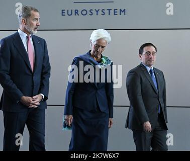 19. Oktober 2022, Hessen, Frankfurt am Main: Christine Lagarde, Präsidentin der Europäischen Zentralbank (EZB), empfängt den spanischen König, den spanischen König, den spanischen Außenminister, José Manuel Albares, bei ihrer Ankunft in der Eingangshalle der EZB. Foto: Arne Dedert/dpa Stockfoto