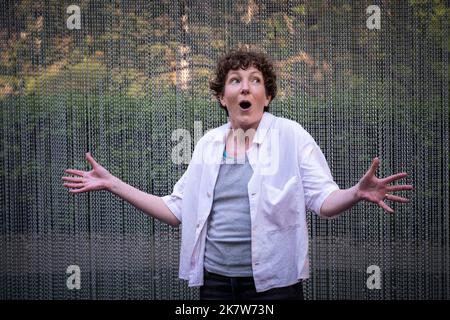 SCHWIMMEN. Eine von Liz Richardson geschriebene und performte Einfrau-Performance im Trebah Garden Amphitheatre in Cornwall, Großbritannien. Stockfoto