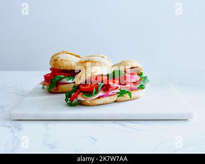 Leckeres Sandwich mit Schinken, Mozarella und frischem Gemüse. Einfaches Mittagskonzept. Speicherplatz kopieren Stockfoto