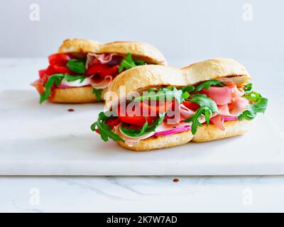 Leckeres Sandwich mit Schinken, Mozarella und frischem Gemüse. Einfaches Mittagskonzept Stockfoto