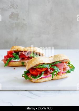 Leckeres Sandwich mit Schinken, Mozarella und frischem Gemüse. Einfaches Mittagskonzept. Speicherplatz kopieren Stockfoto