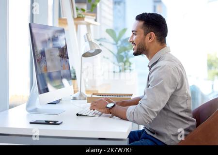 Ehrgeizig und motiviert, Dinge zu erledigen. Ein junger Geschäftsmann, der in einem Büro an einem Computer arbeitet. Stockfoto