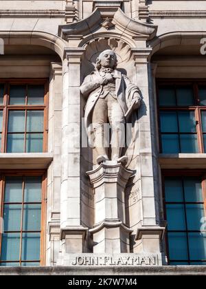 John Flaxman Skulptur Statue auf der Außenseite des Natural History Museum in London England Großbritannien, der ein führender Bildhauer Künstler und Zeichner war Stockfoto