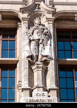 Edward VII Skulptur Statue auf der Außenseite des Natural History Museum in London England Großbritannien, der ein britischer König des Vereinigten Königreichs von Groß B war Stockfoto