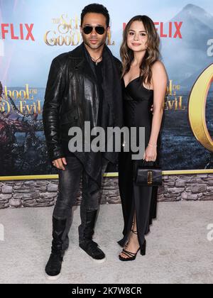 Westwood, Usa. 18. Oktober 2022. WESTWOOD, LOS ANGELES, KALIFORNIEN, USA - 18. OKTOBER: Corbin Bleu und Sasha Clements kommen zur Weltpremiere von Netflix's "The School for Good and Evil", die am 18. Oktober 2022 im Regency Village Theatre in Westwood, Los Angeles, Kalifornien, USA, stattfand. (Foto von Xavier Collin/Image Press Agency) Quelle: Image Press Agency/Alamy Live News Stockfoto