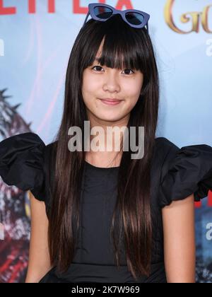 Westwood, Usa. 18. Oktober 2022. WESTWOOD, LOS ANGELES, KALIFORNIEN, USA - 18. OKTOBER: Zooey Miyoshi kommt zur Weltpremiere von Netflix's "The School for Good and Evil", die am 18. Oktober 2022 im Regency Village Theatre in Westwood, Los Angeles, Kalifornien, USA, stattfand. (Foto von Xavier Collin/Image Press Agency) Quelle: Image Press Agency/Alamy Live News Stockfoto