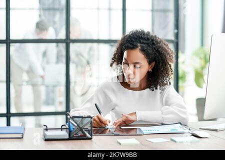 Geschäftsfrau arbeitet mit Dokumenten im Büro. Stockfoto