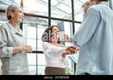 Geschäftspartner geben sich die Hände. Konzept der Zusammenarbeit. Stockfoto